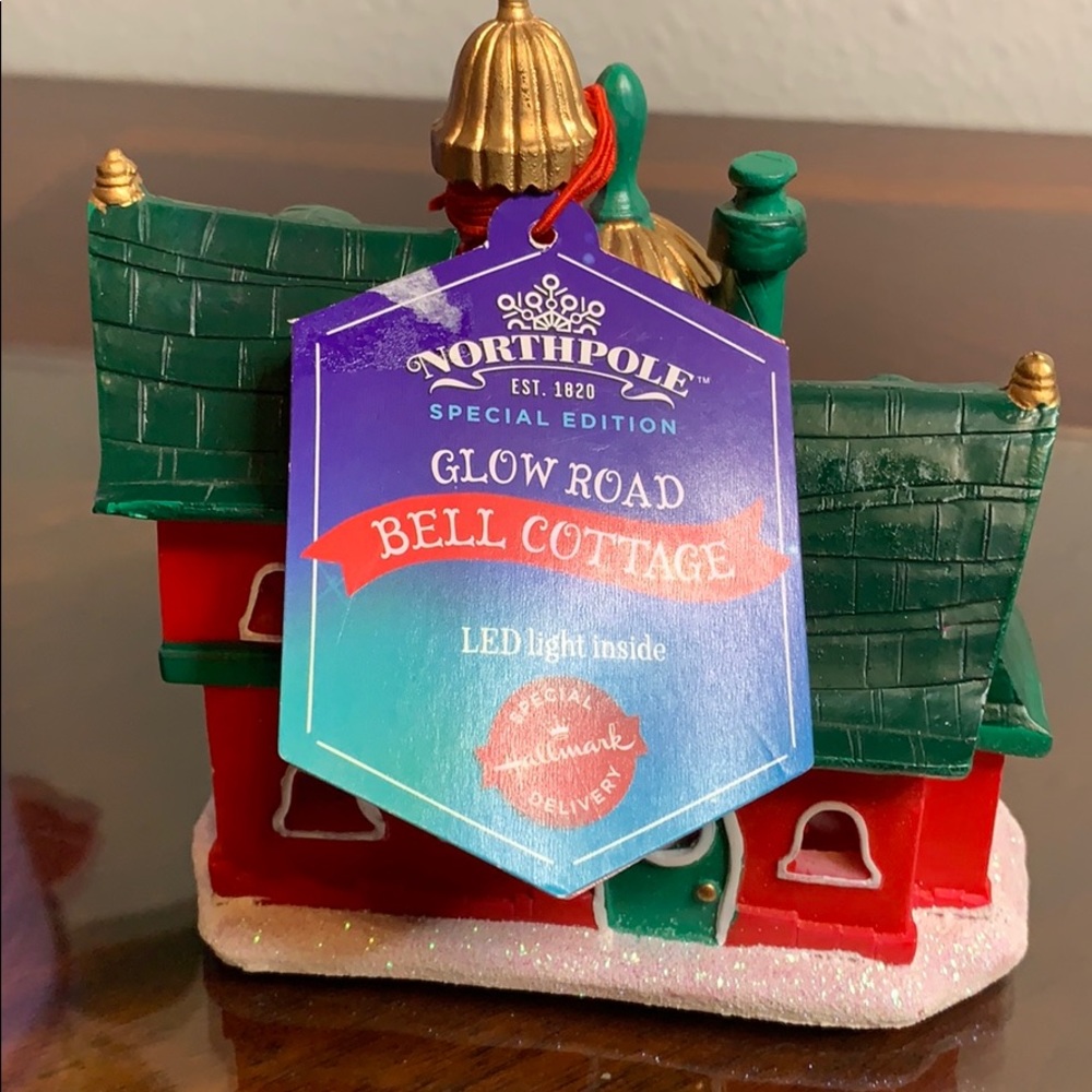 NWT Hallmark 2014 Glow Road Bell Cottage - Picture 5 of 8